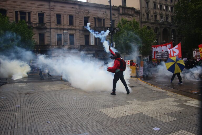 Incidentes y represión en el Congreso durante la Marcha Universitaria