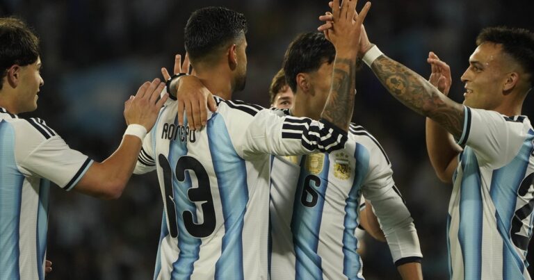 Argentina goleó 4-0 a Bolivia en Córdoba e inició su renovación