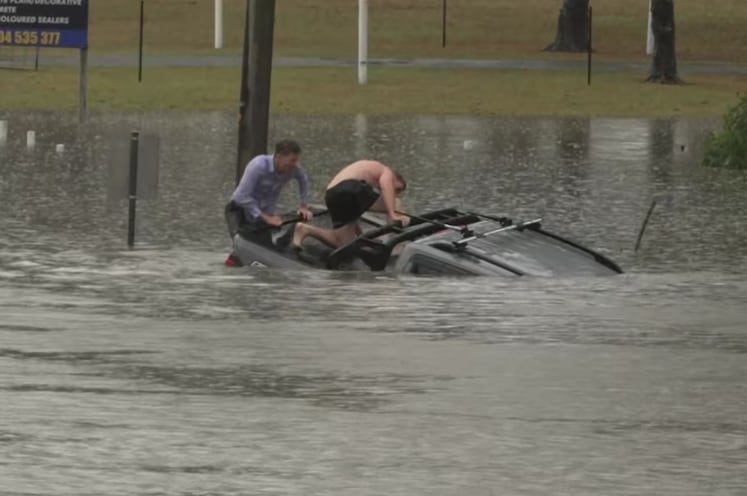Periodista rescató a un conductor atrapado en una inundación en