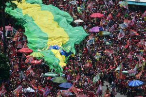 Lula y Flavio Bolsonaro cierran campaña en Río ante un empate técnico