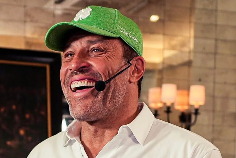 Tony Robbins vincula el sufrimiento con el exceso de enfoque personal